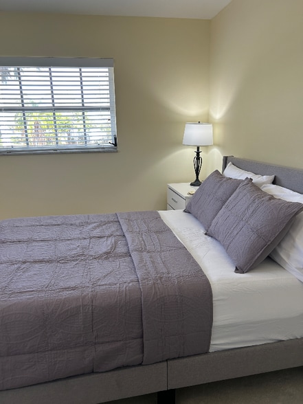 Building Photo - 1220 Lakeside Dr