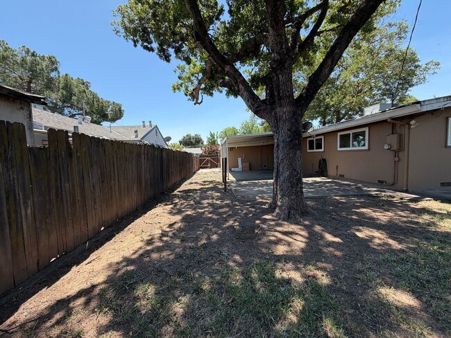 Building Photo - Adorable 3 bedroom 2 bath bungalow in Rosemont