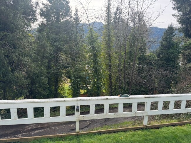 Building Photo - Great Single Level Home in Oakridge!