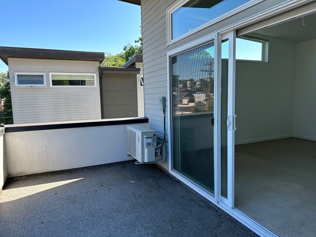Building Photo - Stunning Central District Townhome