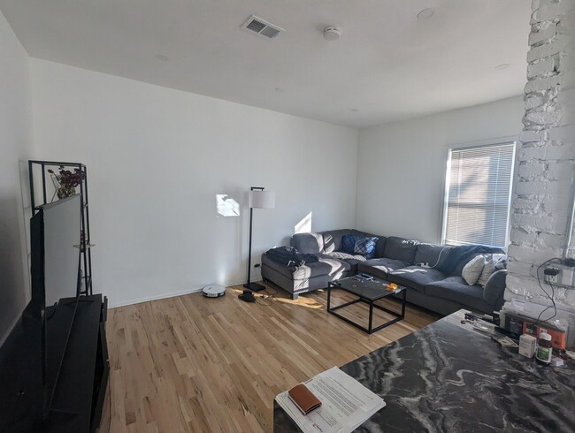 Building Photo - 2470 N Clybourn Ave