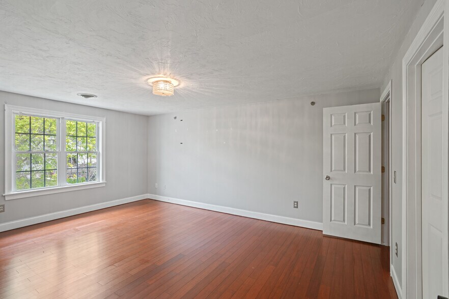 Master Bedroom Suite - 1 Eddy St