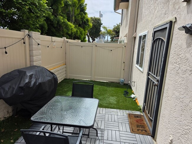 Building Photo - One month rental Fully furnished 1 bedroom...