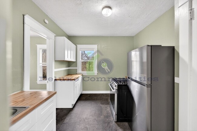 Building Photo - Beautiful Two Bedroom Lower Unit! Available NOW!!