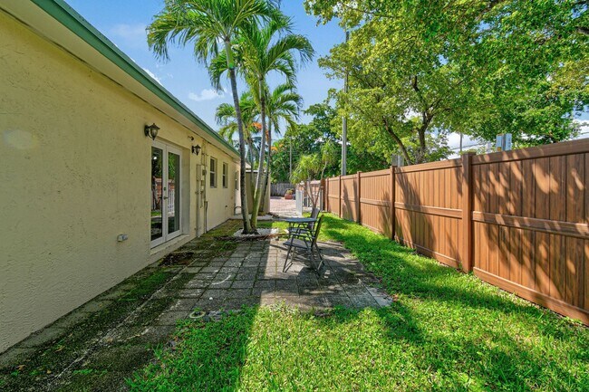 Building Photo - 244 Greymon Dr