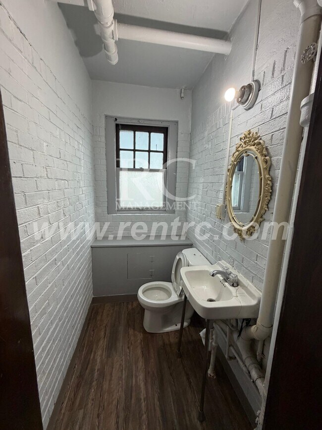 Building Photo - 210-148 Walnut-