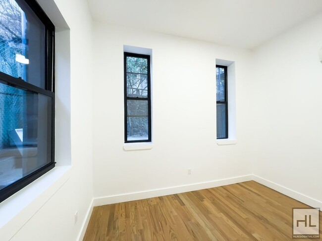 Building Photo - Spacious Williamsburg 3-Bed 2.5-Bath / Mas...