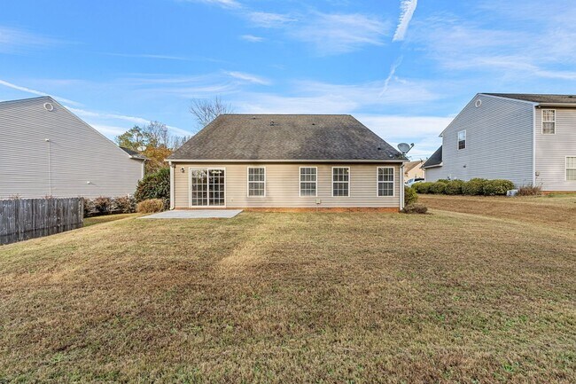 Building Photo - Spacious 4 BR, 2.5 BA, Master BR on Main, Conveniently Located Between Greenville and Spartanburg