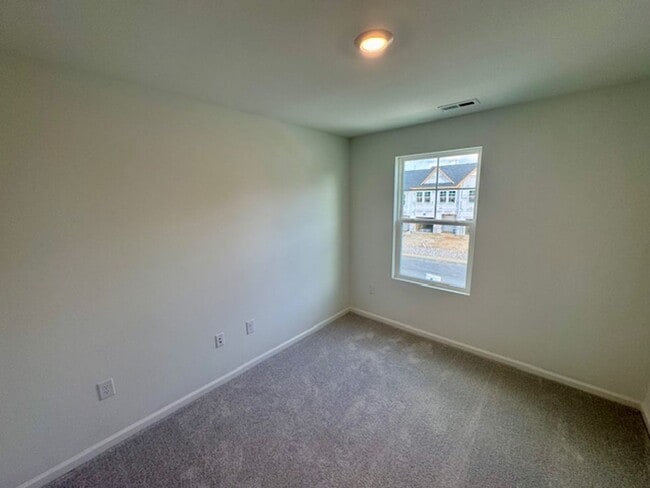 Building Photo - Brand New Townhome!