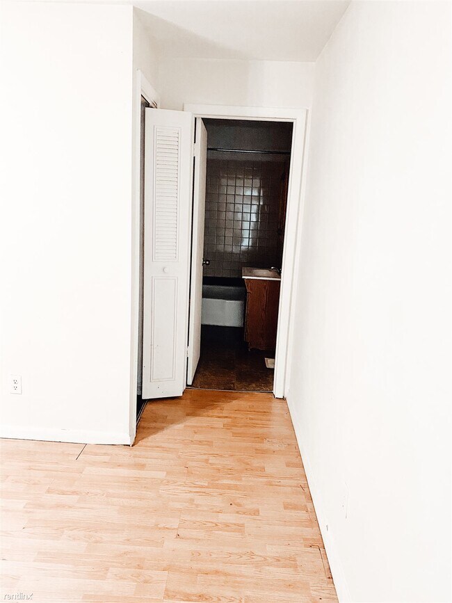 Building Photo - 2 br, 1 bath 4plex - 421 Pine St Unit A