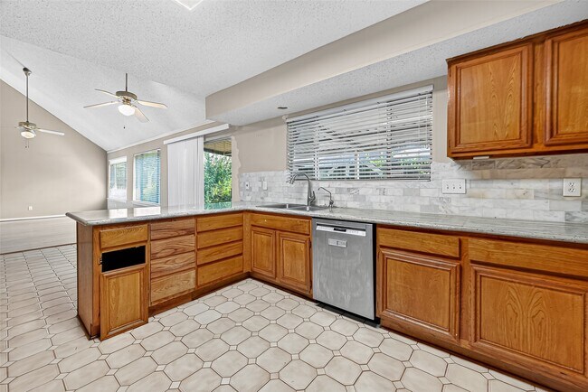 Building Photo - 1535 Beaconshire Rd