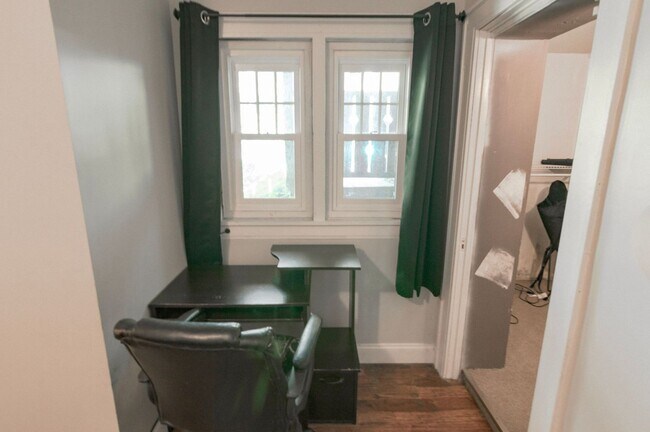 Building Photo - Three Bedroom One Bath