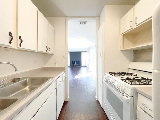 Building Photo - 3431 N Hills Dr