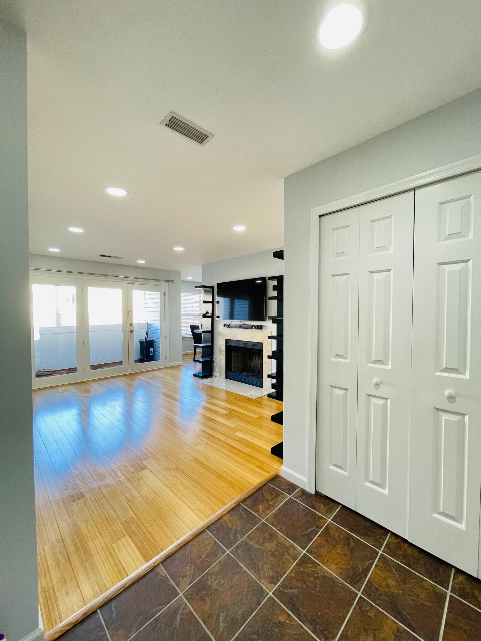 living room entrance - 6423 Richmond Hwy