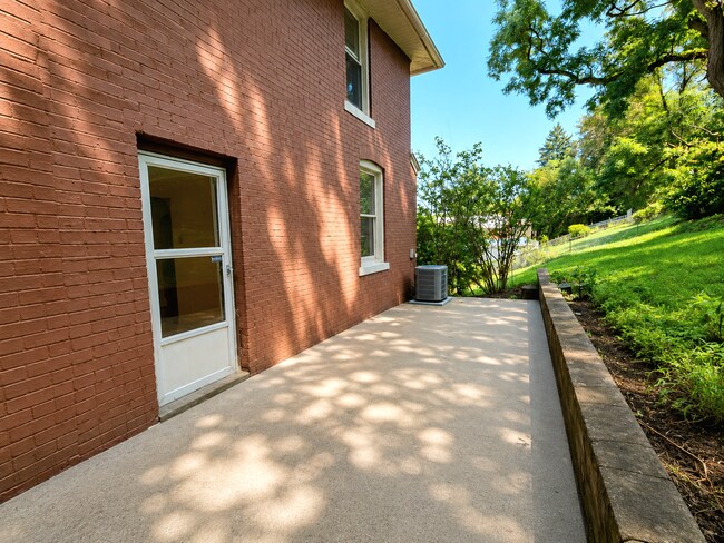 Building Photo - 2219 Edgebrook Ave