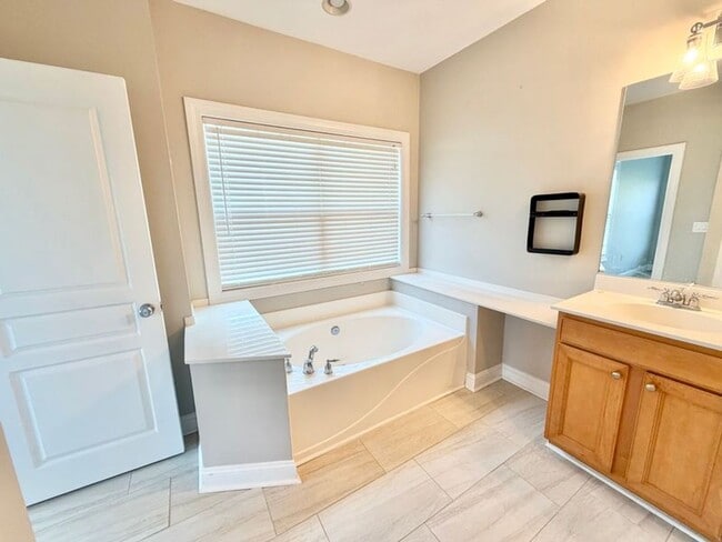 Building Photo - Comfort & Convenience: 3BR End-Unit Townhome in Pooler