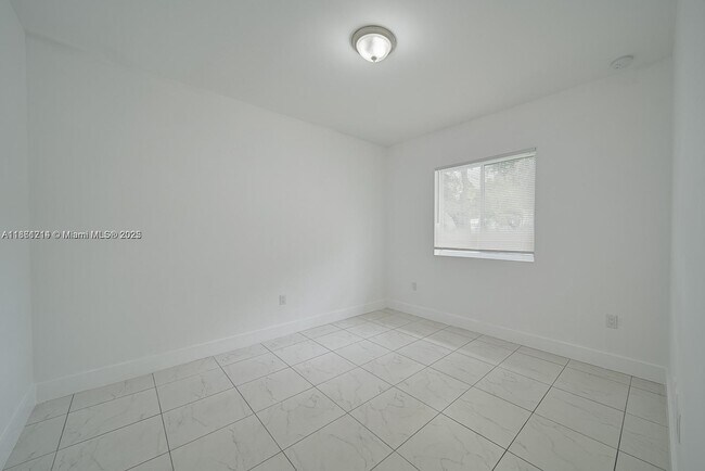 Building Photo - 14750 NE 7th Ave