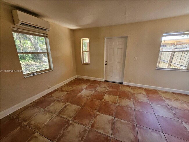 Primary Photo - 118 NW 8th Ave