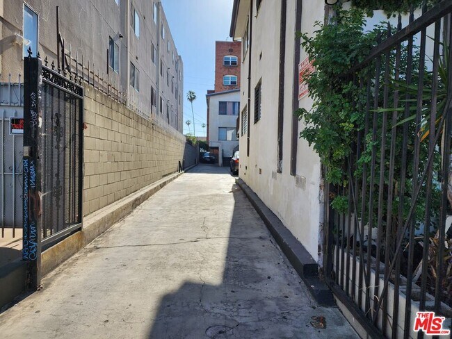 Building Photo - 515 S Manhattan Pl