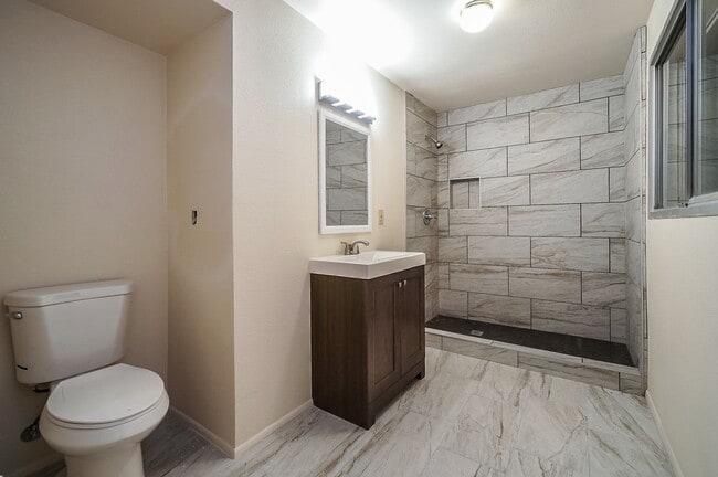 Building Photo - Exceptional 6-Bedroom Residence Near ASU with Garage & Modern Conveniences