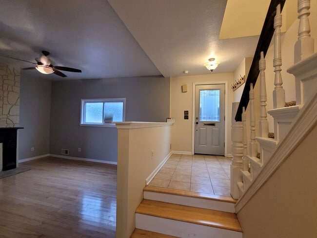 Building Photo - Beautiful 2 Bedroom Home in South Side - C...