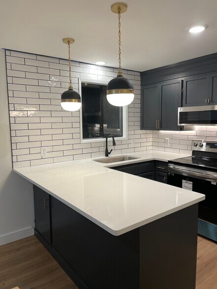 Kitchen - 1925 Plaza Way