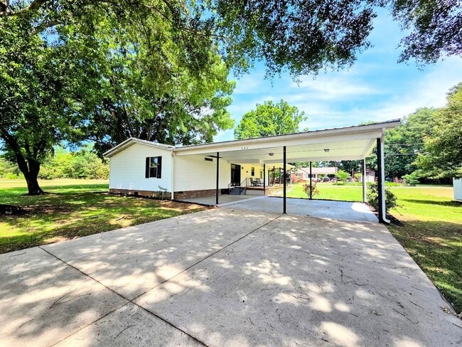 Building Photo - Pristine Retro Gem! Available now on premium corner lot in Easley