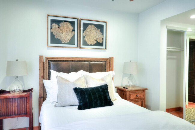 Building Photo - 7557 N Dreamy Draw Dr