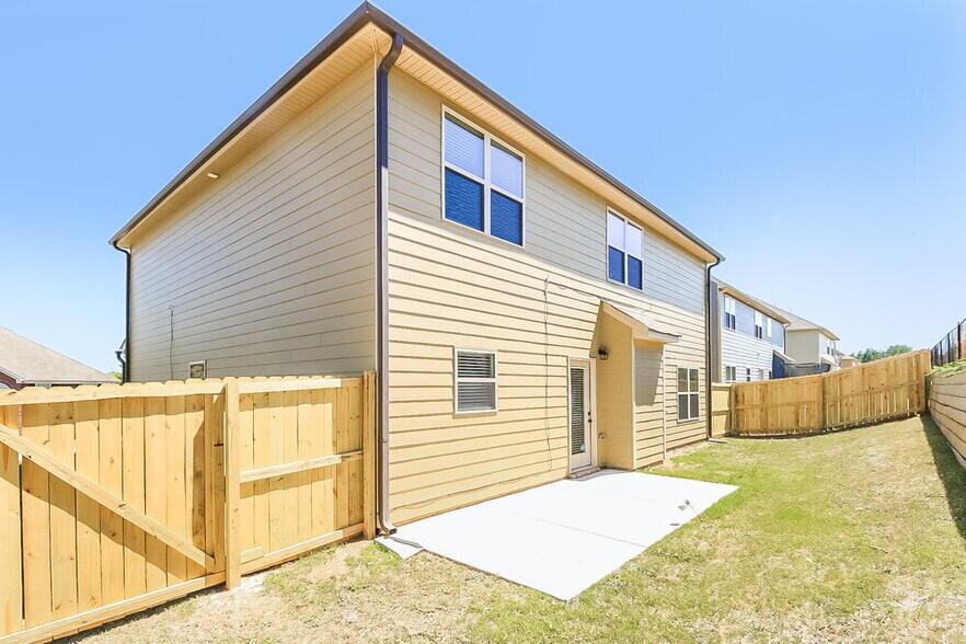 Building Photo - 10908 Southwood Dr