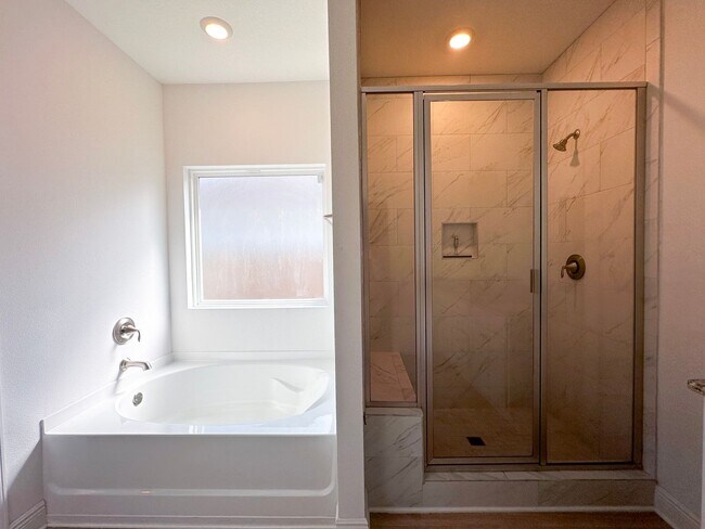 Building Photo - Single story 4 bedroom 2 bath home in Pres...