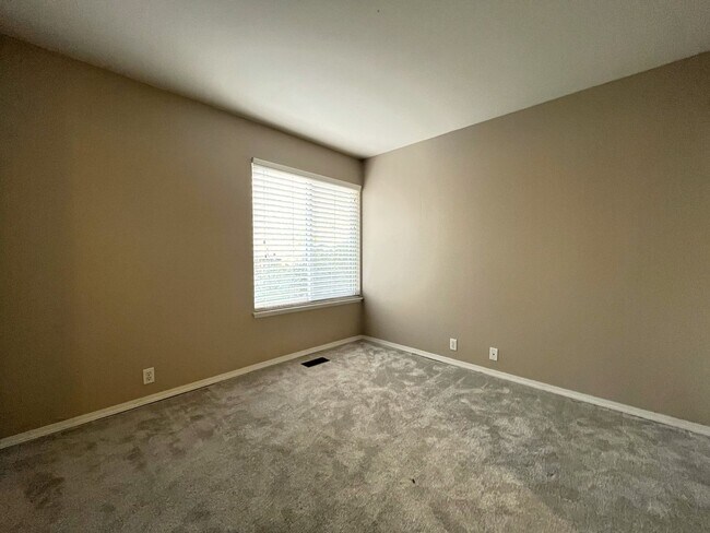 Building Photo - 2 Bed 2 Bath Corner Condo ~ Cedar Mill w/ Washer & Dryer, Parking and Pool! Convenient to Nike, S...