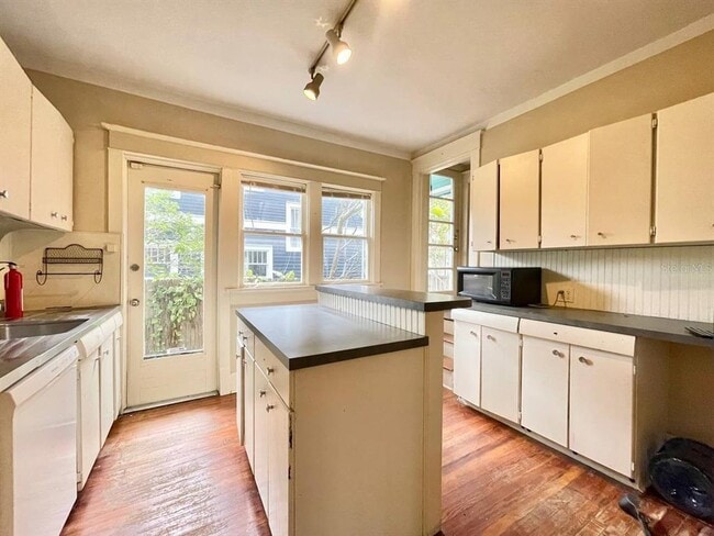 Building Photo - 557 6th Ave N