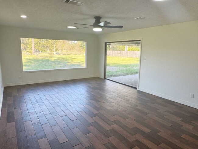 Building Photo - 310 W Pineshadows Dr