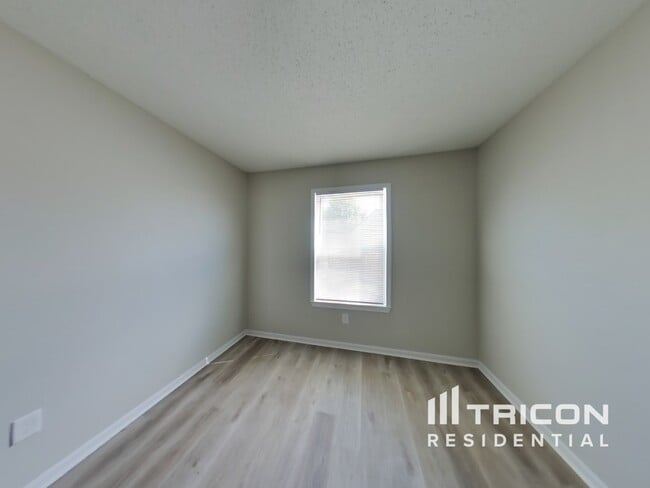 Building Photo - 1401 Thomas Dr