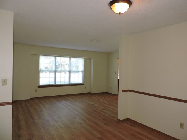 Building Photo - Convenient to interstate, schools & shopping!
