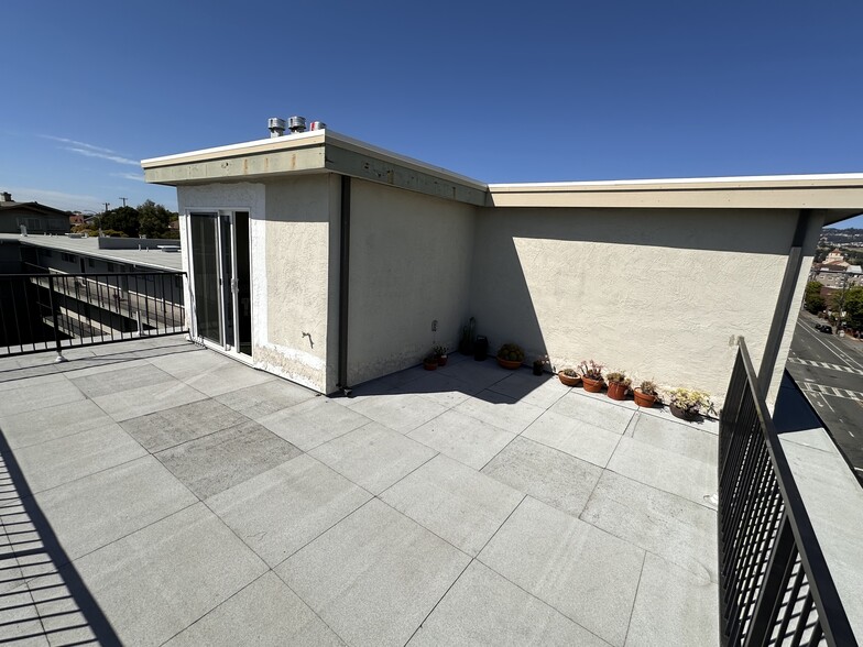 Building Photo - 3877 Howe St