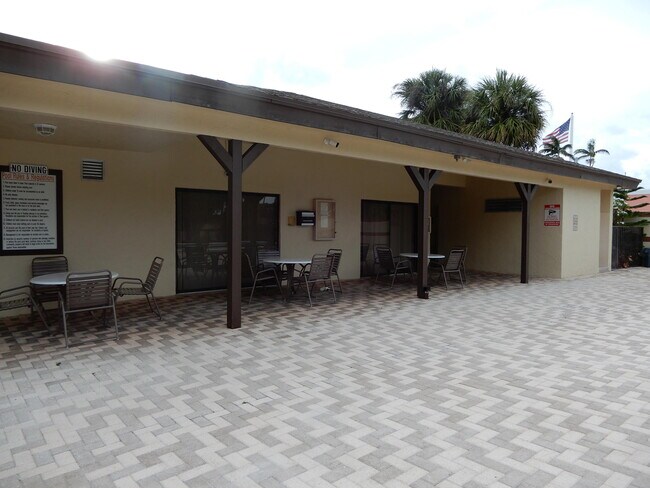 Building Photo - 6585 Somerset Dr