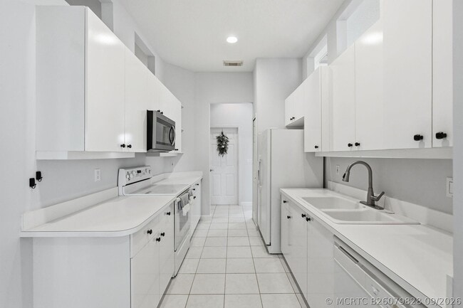 Building Photo - 707 SW San Salvador Cv