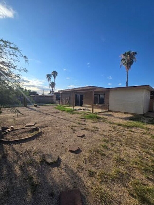 Building Photo - Spacious 4bd/2ba Featuring Central A/C and Large Private Yard