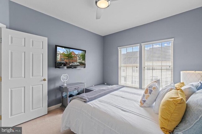 Building Photo - 2456 Eastbourne Dr