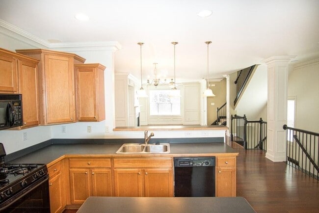 Building Photo - 5720 Pine Oak Dr NW