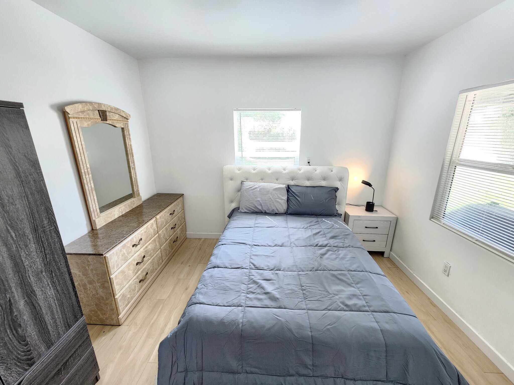 Building Photo - 9682 Sunland Blvd