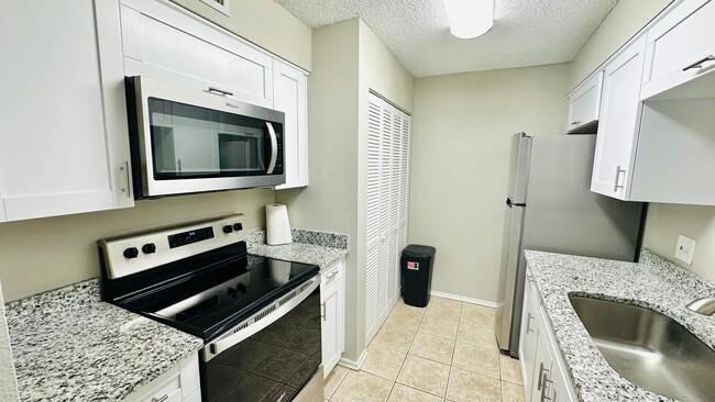 Building Photo - 2 bedroom 2 bath Condo in Temple Terrace a...