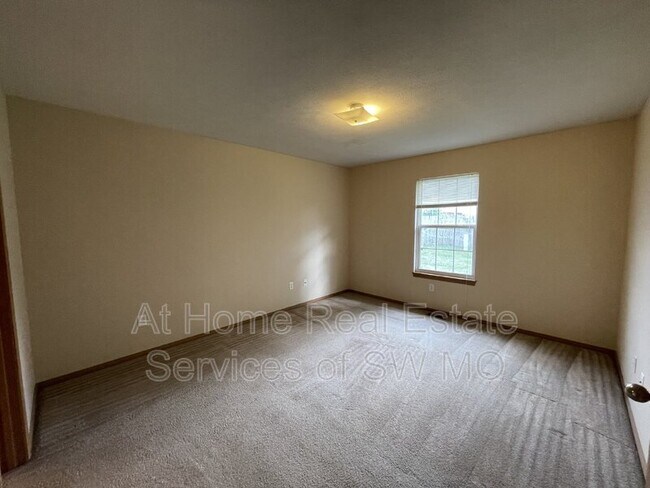 Building Photo - 4450 W La Siesta St