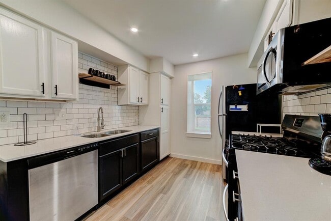 Building Photo - 4405 Button Bend Cir