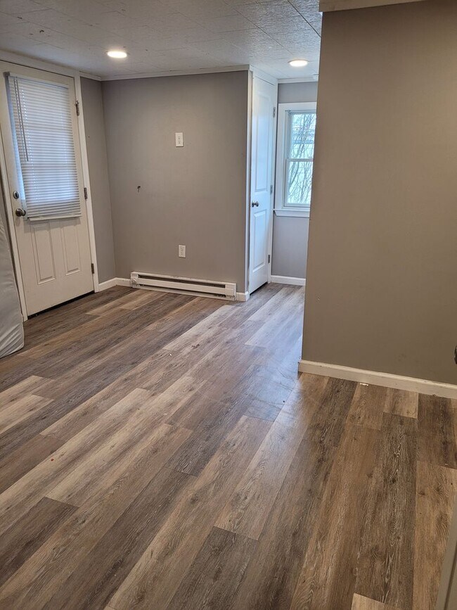 Building Photo - 127 Schoolhouse Rd