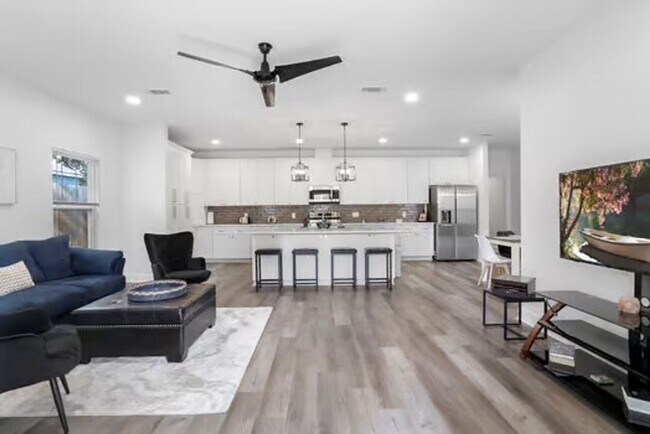 Building Photo - 415 Bedford Dr