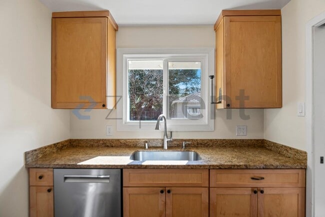 Building Photo - 319 Iris Way