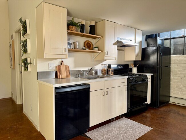 Building Photo - Lake Merrit’s Desirable East Lake Loft! Sp...