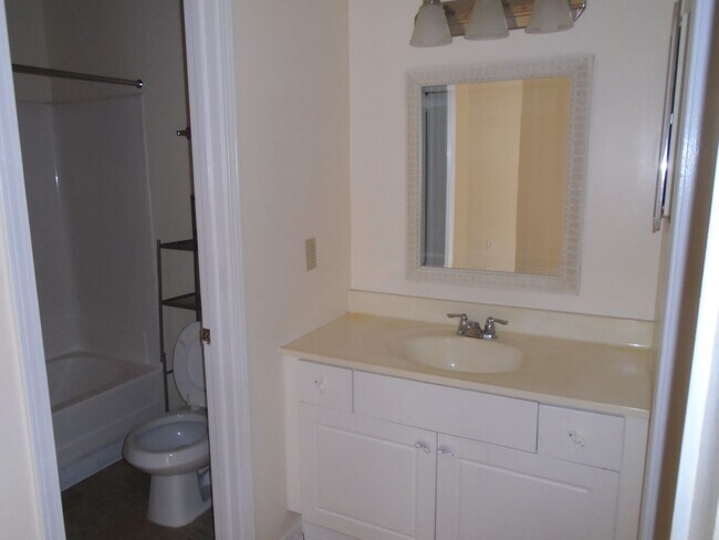 Building Photo - Nice Condo